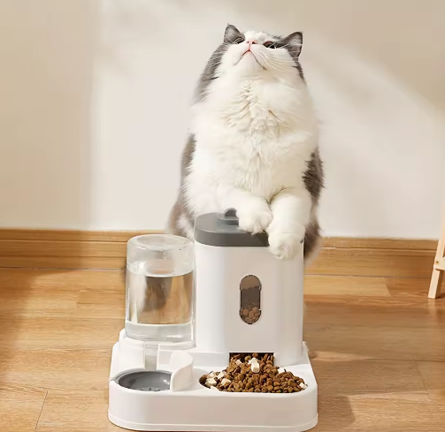 Comedero y bebedero automático para perros y gatos.